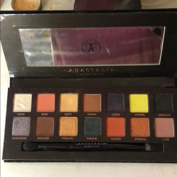 ABH prism eyeshadow pallete - Picture 2 of 5